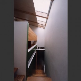 階段 (城陽の事務所＋二世帯住宅〜屋根を変形させた鉄骨＋木造３階建)