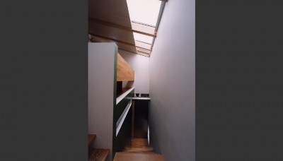 階段 (城陽の事務所＋二世帯住宅〜屋根を変形させた鉄骨＋木造３階建)