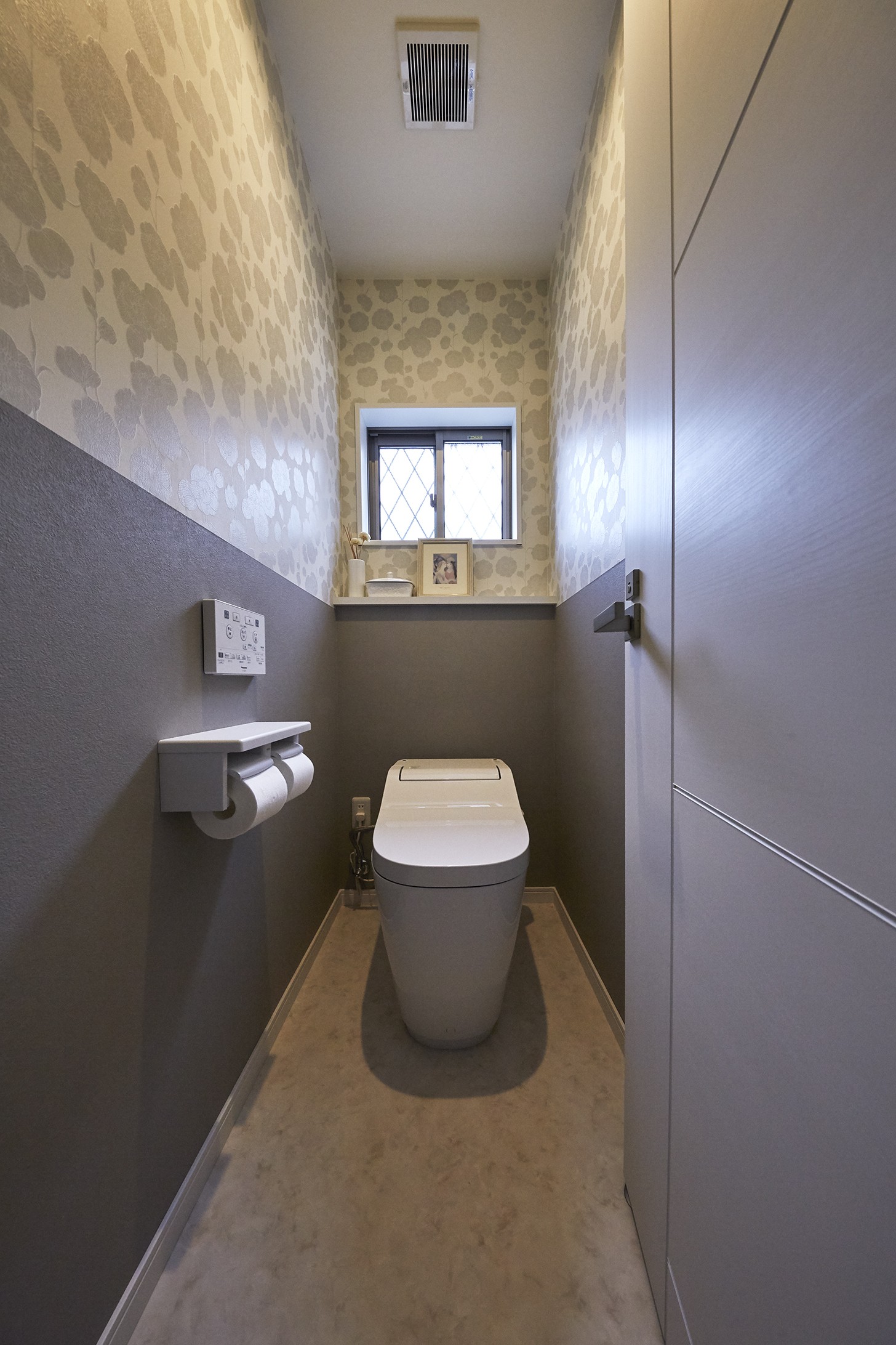 バス/トイレ事例：トイレ（天井の高さとロフトが魅力。家族がおのずと集まる広いLDK）