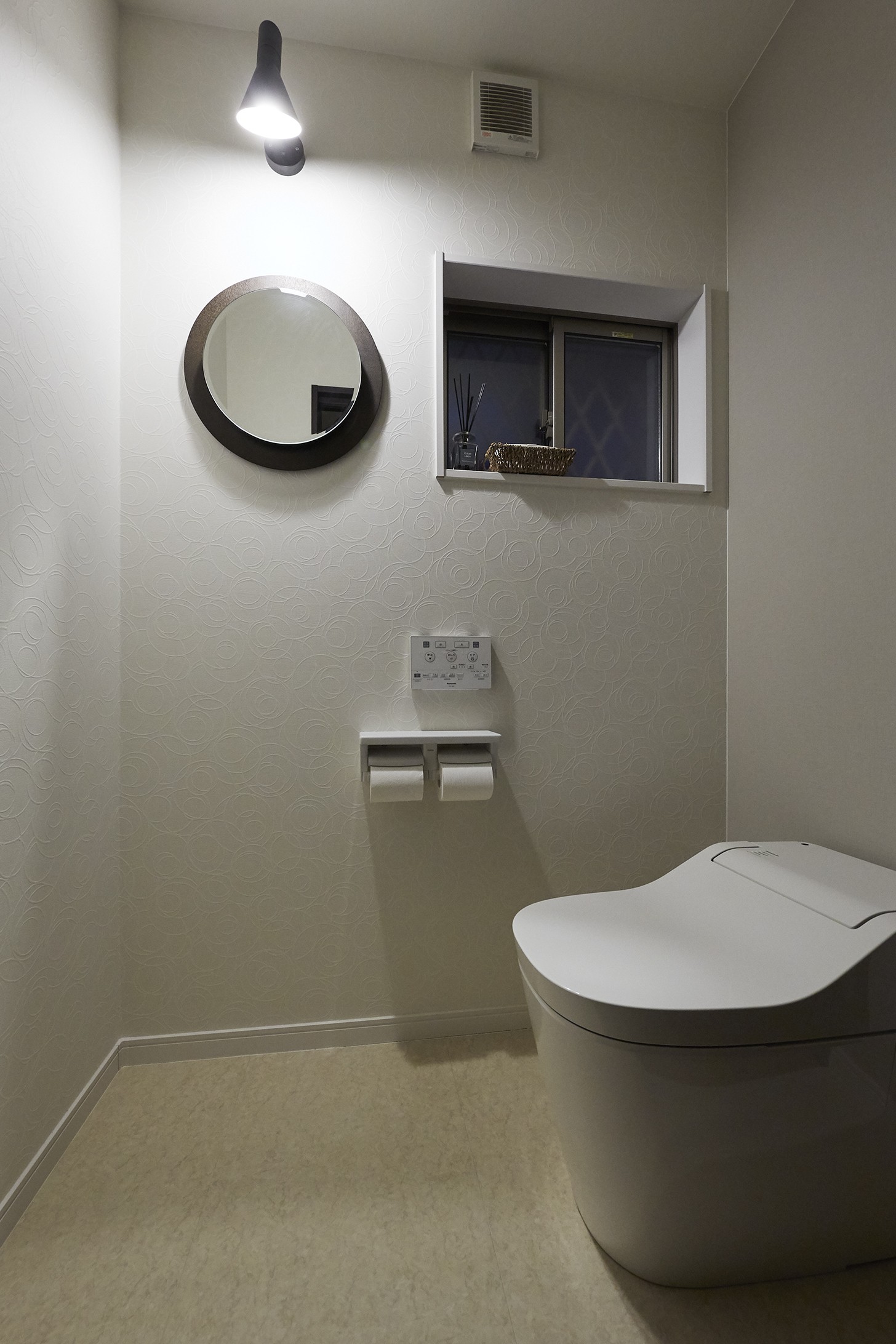 (2枚目) トイレ(天井の高さとロフトが魅力。家族がおのずと集まる広いLDK) バス/トイレ事例｜SUVACO(スバコ)