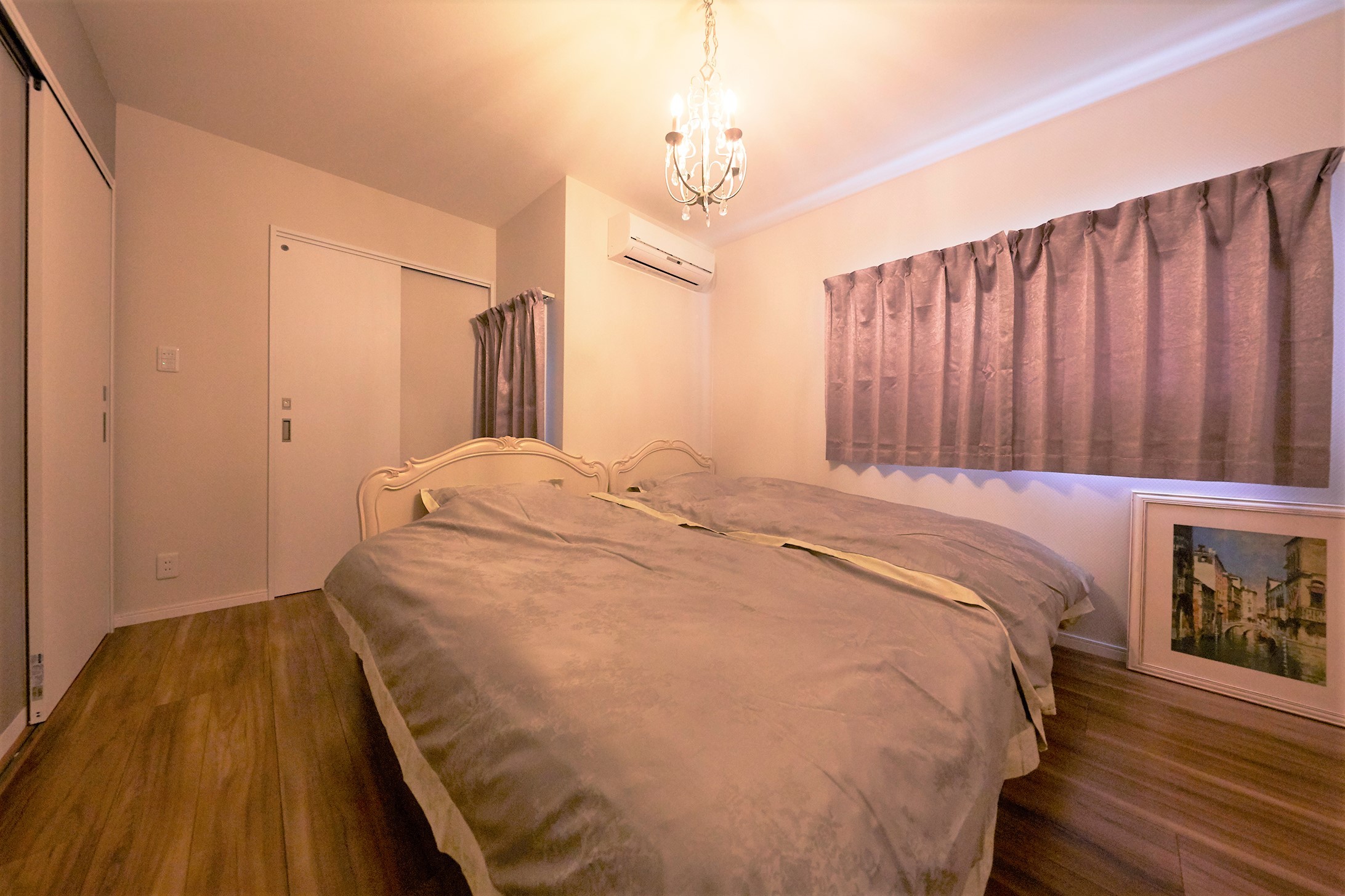 ベッドルーム事例：寝室（天井の高さとロフトが魅力。家族がおのずと集まる広いLDK）