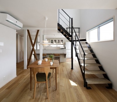 おしゃれなスケルトン階段が印象的なLDK (passiv design　子どもの代まで住み継げる家)
