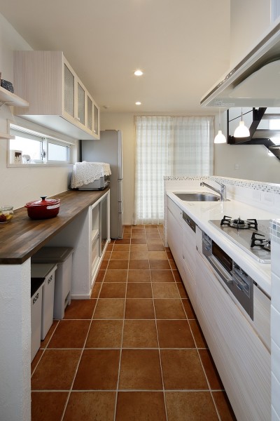 爽やかな白を基調としたキッチン (passiv design　子どもの代まで住み継げる家)