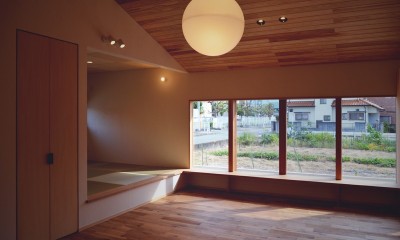 畳コーナーのあるリビングダイニング｜有田の家　子育て世代のシンプルな平屋