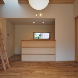 天窓のあるダイニングキッチン (有田の家　子育て世代のシンプルな平屋)