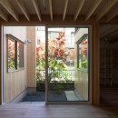 高津の家　旗竿地に立つツツジの樹に寄り添う家｜新築の写真 下の間から見た中庭