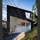 馬見丘の家〜Ryokuin　三角形で斜面地の敷地にたつ家の写真 外観側面２