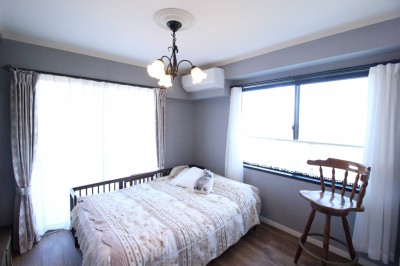 ニュアンスカラーで仕上げた寝室 (自然素材と海のコラボ！家で過ごす時間が楽しくなるお住まい)