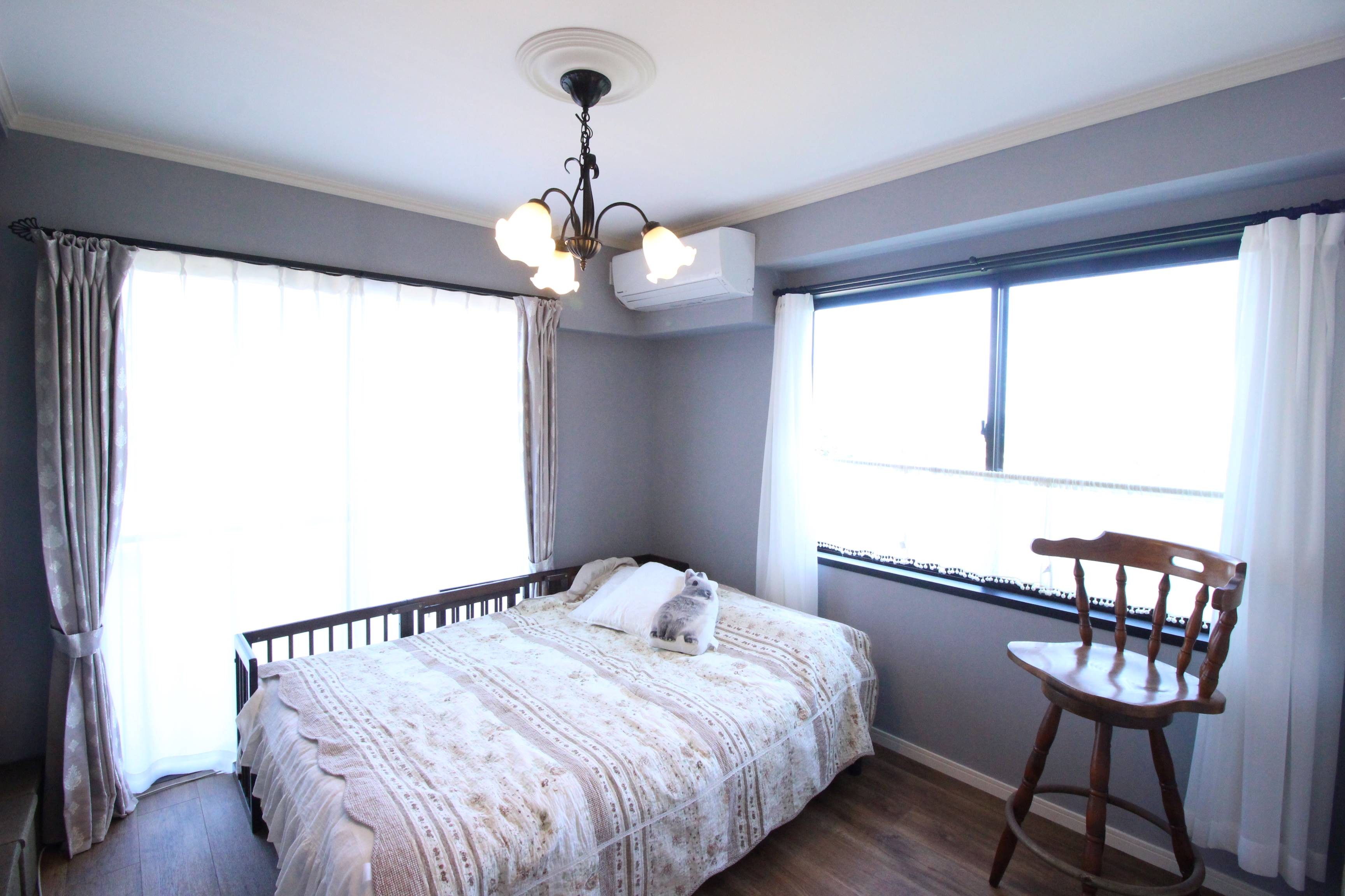 ベッドルーム事例：ニュアンスカラーで仕上げた寝室（自然素材と海のコラボ！家で過ごす時間が楽しくなるお住まい）