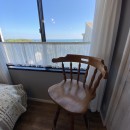 自然素材と海のコラボ！家で過ごす時間が楽しくなるお住まいの写真 寝室の窓から眺める海