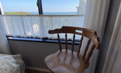 自然素材と海のコラボ！家で過ごす時間が楽しくなるお住まい (寝室の窓から眺める海)