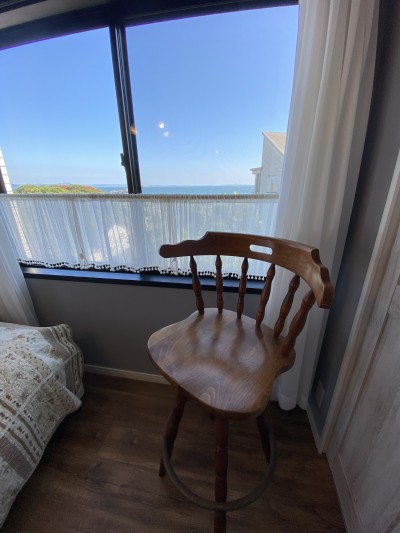寝室の窓から眺める海 (自然素材と海のコラボ！家で過ごす時間が楽しくなるお住まい)