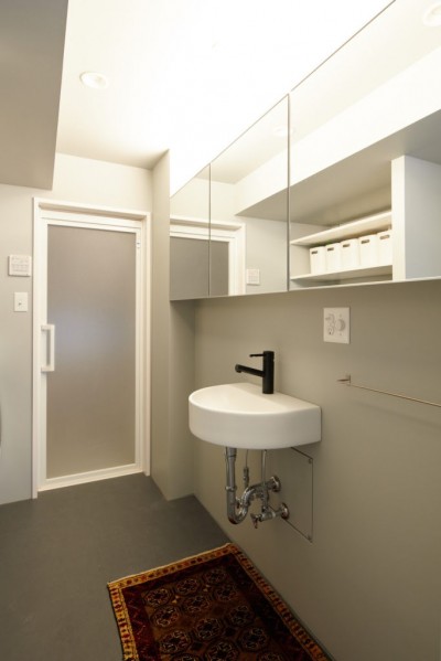 洗面スペース (シンプルさを追求した大人のリノベーション)