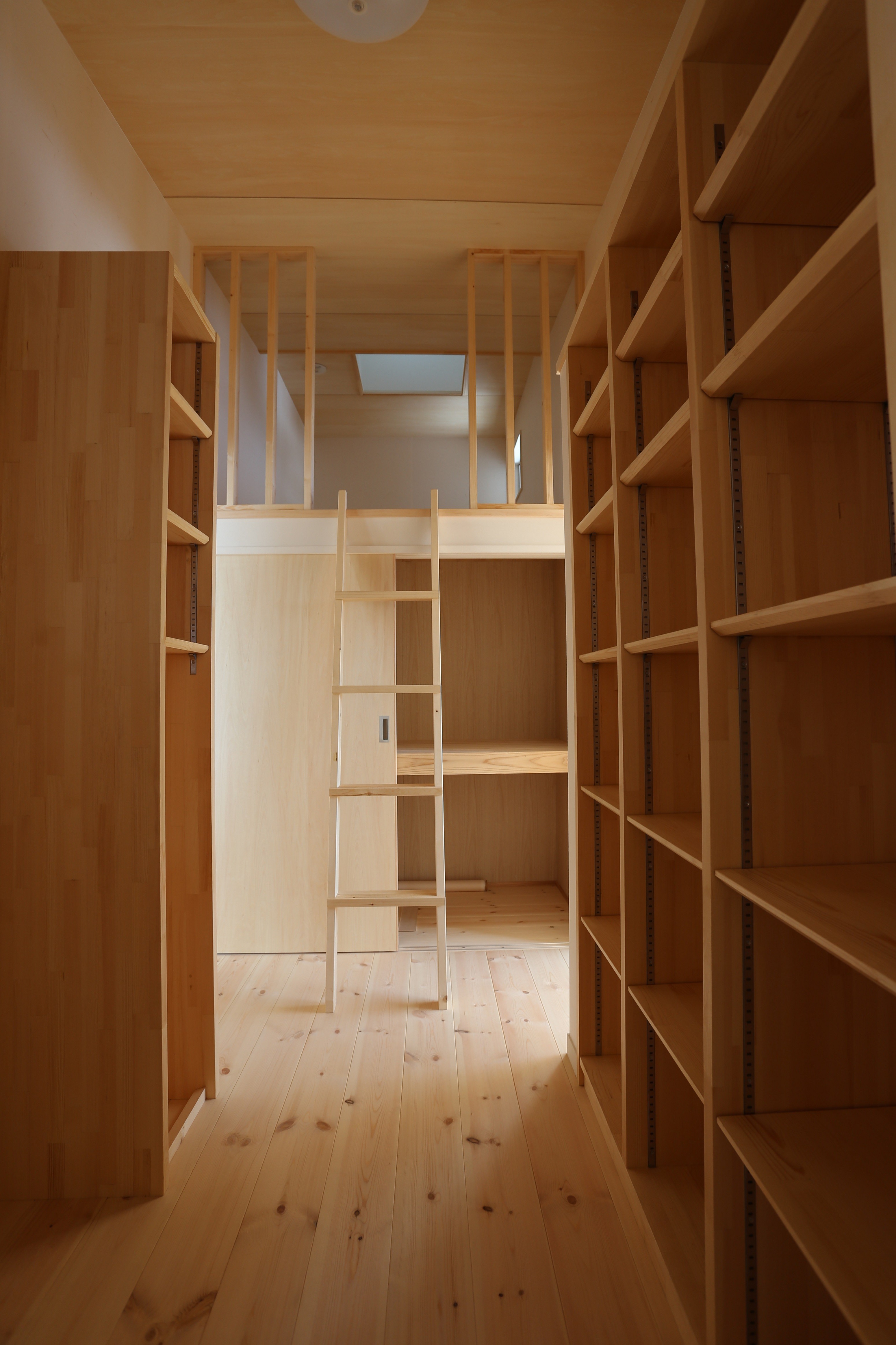 クローゼットにお父さんの隠れ家のロフト 蛍の家 収納事例 Suvaco スバコ