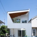 スキユハウス　―犬と暮らす、ねじれ屋根の家―の写真 前庭と外土間