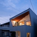 スキユハウス　―犬と暮らす、ねじれ屋根の家―の写真 夜景