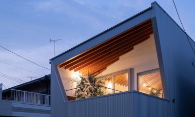 夜景｜スキユハウス　―犬と暮らす、ねじれ屋根の家―