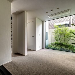 光と風、緑を楽しむ都市の家／東京都新宿区 (坪庭をのぞむエントランス)