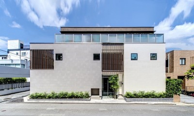 重厚感のある外観デザイン｜光と風、緑を楽しむ都市の家／東京都新宿区
