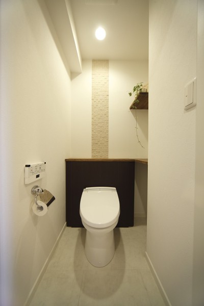 デザイン性の高いトイレ (ぐるりと回遊できるオリジナリティ溢れる住まい)