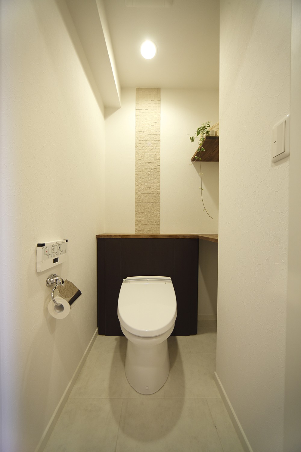 バス/トイレ事例：デザイン性の高いトイレ（ぐるりと回遊できるオリジナリティ溢れる住まい）