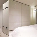ホワイト基調の優雅な世界観の写真 ロマンチックなホワイトカラーの主寝室と子供室