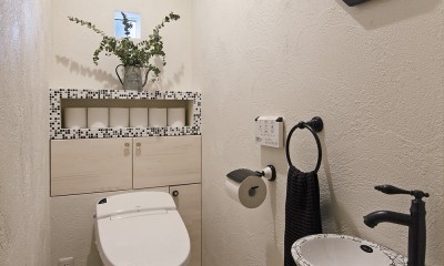 ホワイト基調の優雅な世界観 (黒と白の個性的なトイレ)