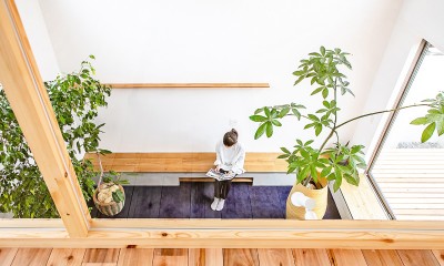 水盤のゆらぎがある美と機能　京都桜井の家 (リビング)