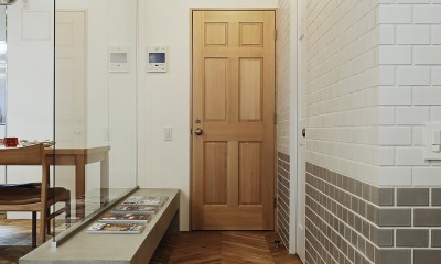 廊下｜表れた躯体との調和　世田谷粕谷の家 マンションリノベーション