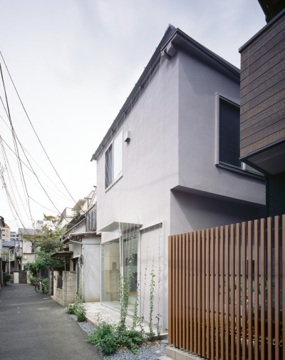 路地からの外観 (ヤナカノイエ　―ギャラリー付の戸建て住宅リノベーション)
