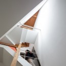 ヤナカノイエ　―ギャラリー付の戸建て住宅リノベーションの写真 ギャラリーの吹抜け（２階のブリッジ）