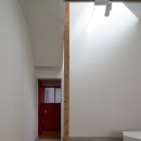 ヤナカノイエ　―ギャラリー付の戸建て住宅リノベーションの写真 ギャラリーの奥の赤い個室