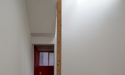 ヤナカノイエ　―ギャラリー付の戸建て住宅リノベーション (ギャラリーの奥の赤い個室)