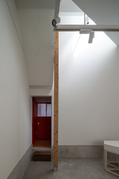 ギャラリーの奥の赤い個室 (ヤナカノイエ　―ギャラリー付の戸建て住宅リノベーション)