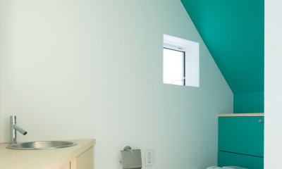 ヤナカノイエ　―ギャラリー付の戸建て住宅リノベーション (ギャラリーのトイレ)