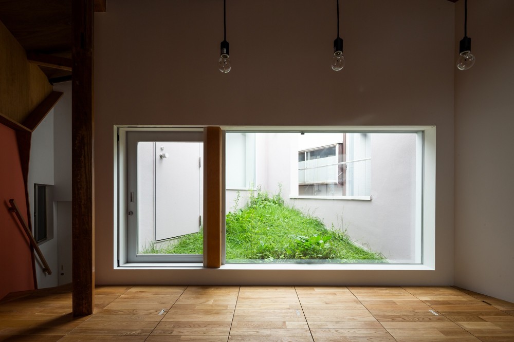 ヤナカノイエ　―ギャラリー付の戸建て住宅リノベーション (ダイニングキッチンから見る草屋根テラス（中庭）)