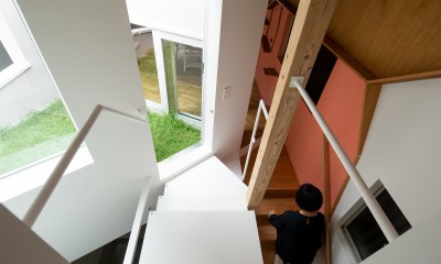 ヤナカノイエ　―ギャラリー付の戸建て住宅リノベーション (個室と草屋根（中庭）を繋ぐブリッジ)