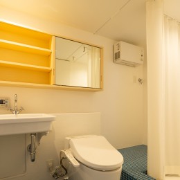 ヤナカノイエ　―ギャラリー付の戸建て住宅リノベーション (バスルーム)