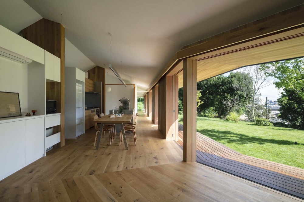hm+architects「長い平面でもコンパクトな動線、自然を楽しむ庭のある住まい」