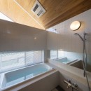 素材の美しさを際立たせた店舗併用住宅の写真 内観：浴室