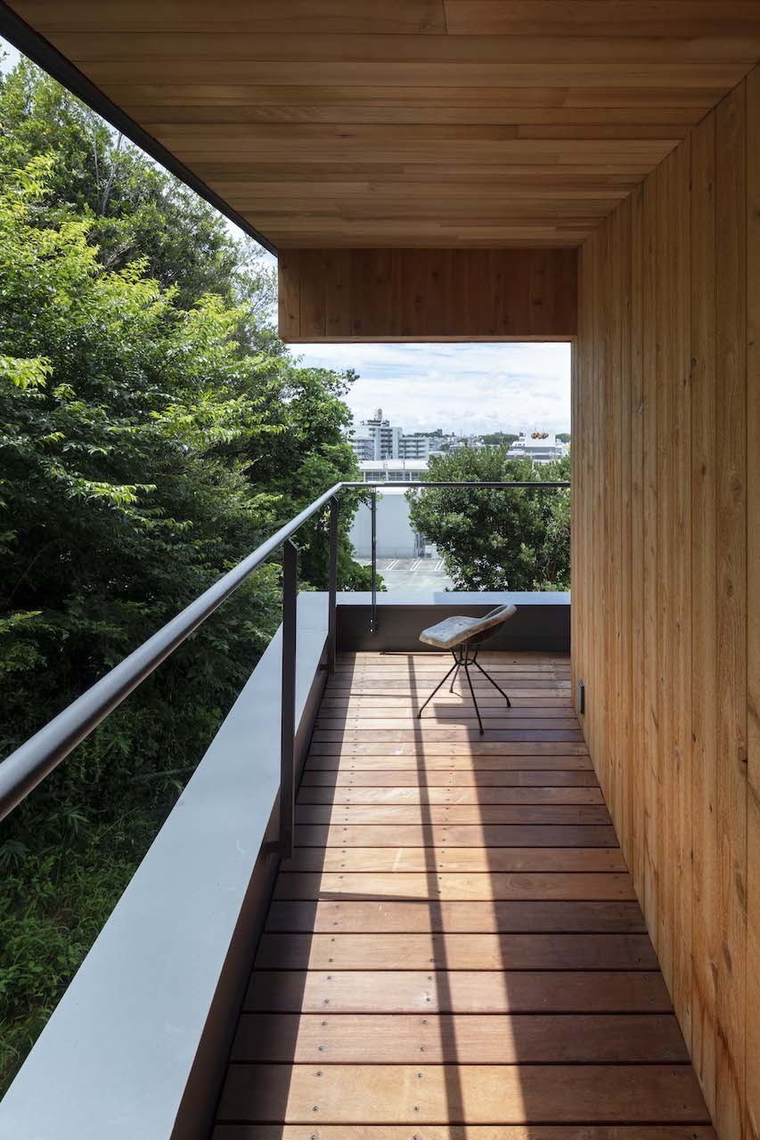hm+architects「長い平面でもコンパクトな動線、自然を楽しむ庭のある住まい」