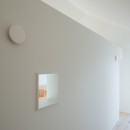 土間室のある平屋の写真 内観：ギャラリーとして利用可能な通路壁面