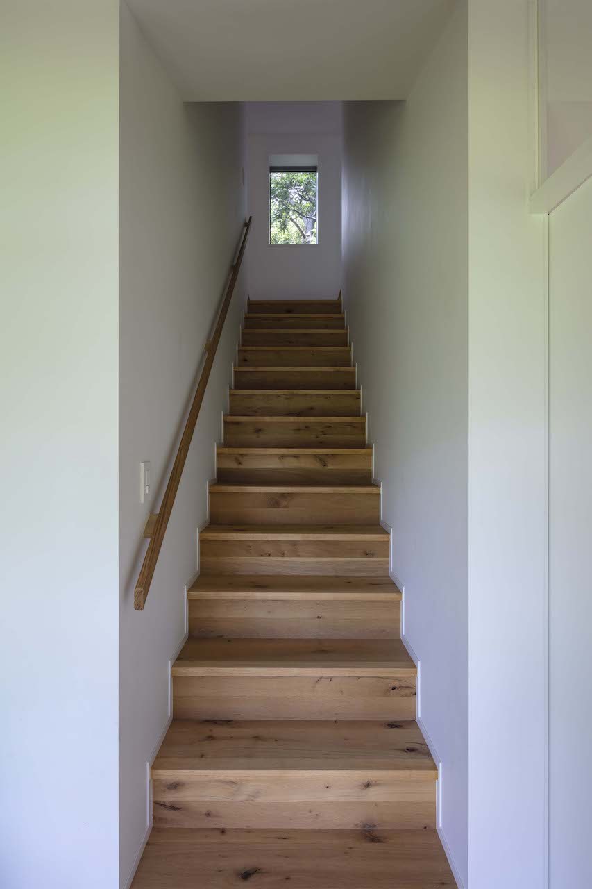 その他事例：内観：階段（長い平面でもコンパクトな動線、自然を楽しむ庭のある住まい）