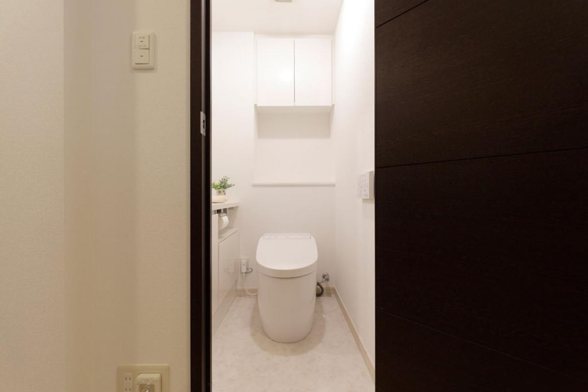 (1枚目) トイレ(「木の温もり」の造作カウンターが中心にある家) バス/トイレ事例｜SUVACO(スバコ)