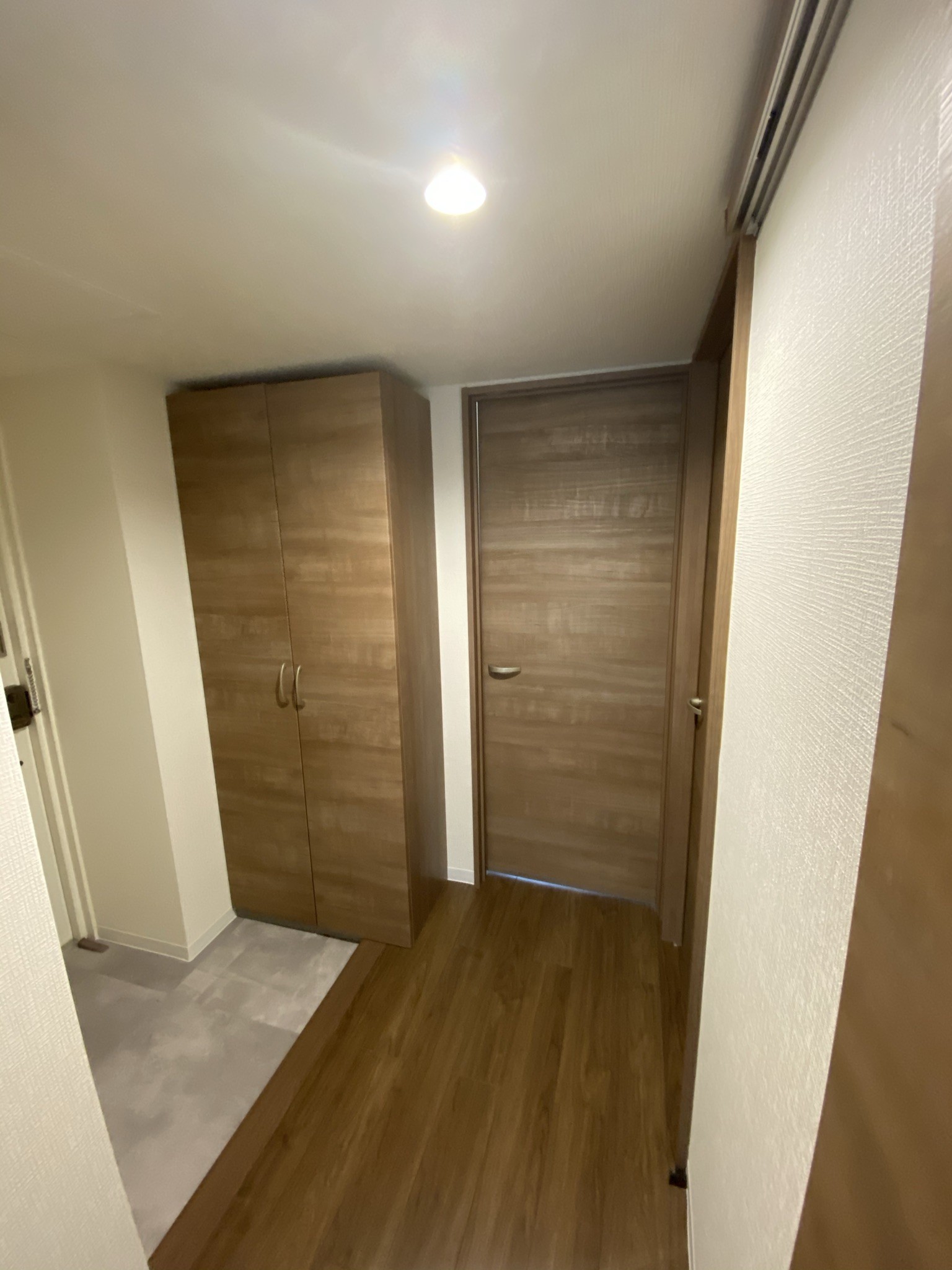 玄関 コンパクトながら高効率な変形対面キッチンで叶う広さを感じる部屋 玄関事例 Suvaco スバコ