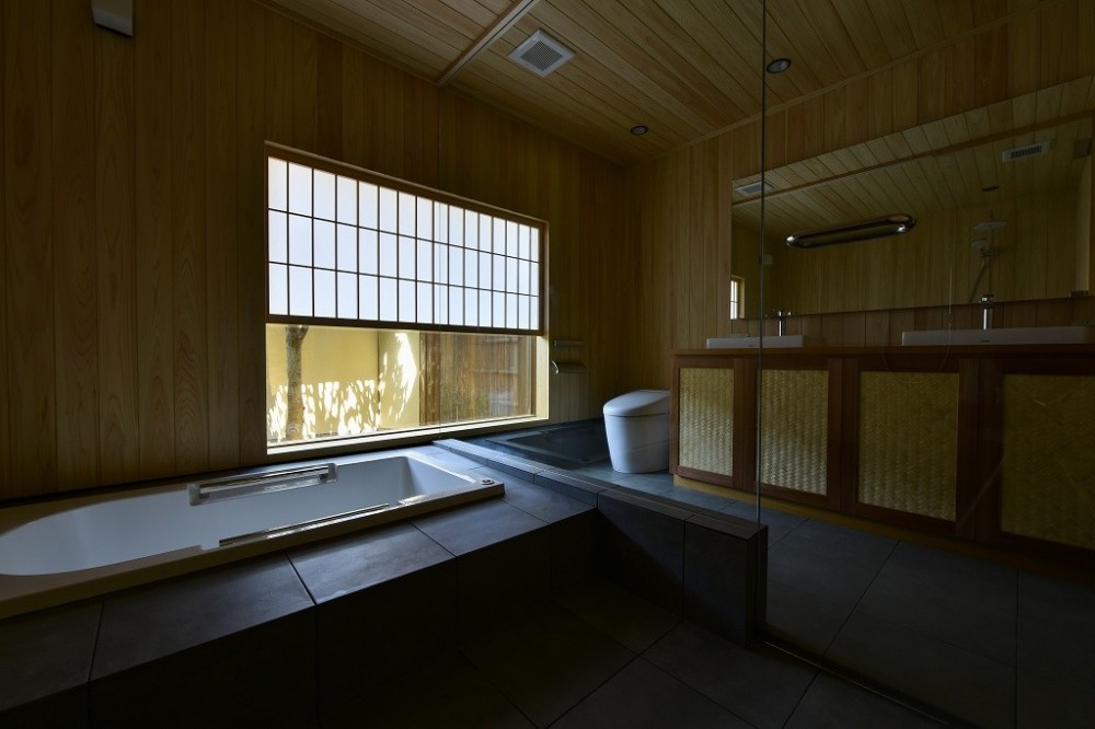 床暖房を備えた築100年の古民家リフォーム (浴室)