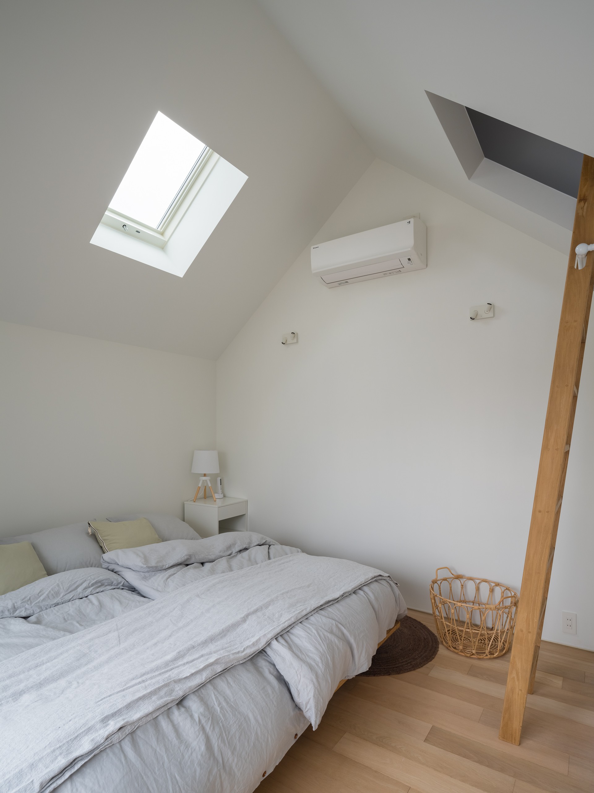 ベッドルーム事例：天窓と梯子のある主寝室（marbling -職住一体の建築-）