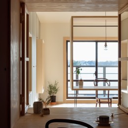 INSIDEOUT LIVING　 -2世帯が暮らすリノベーション--室内窓のある寝室