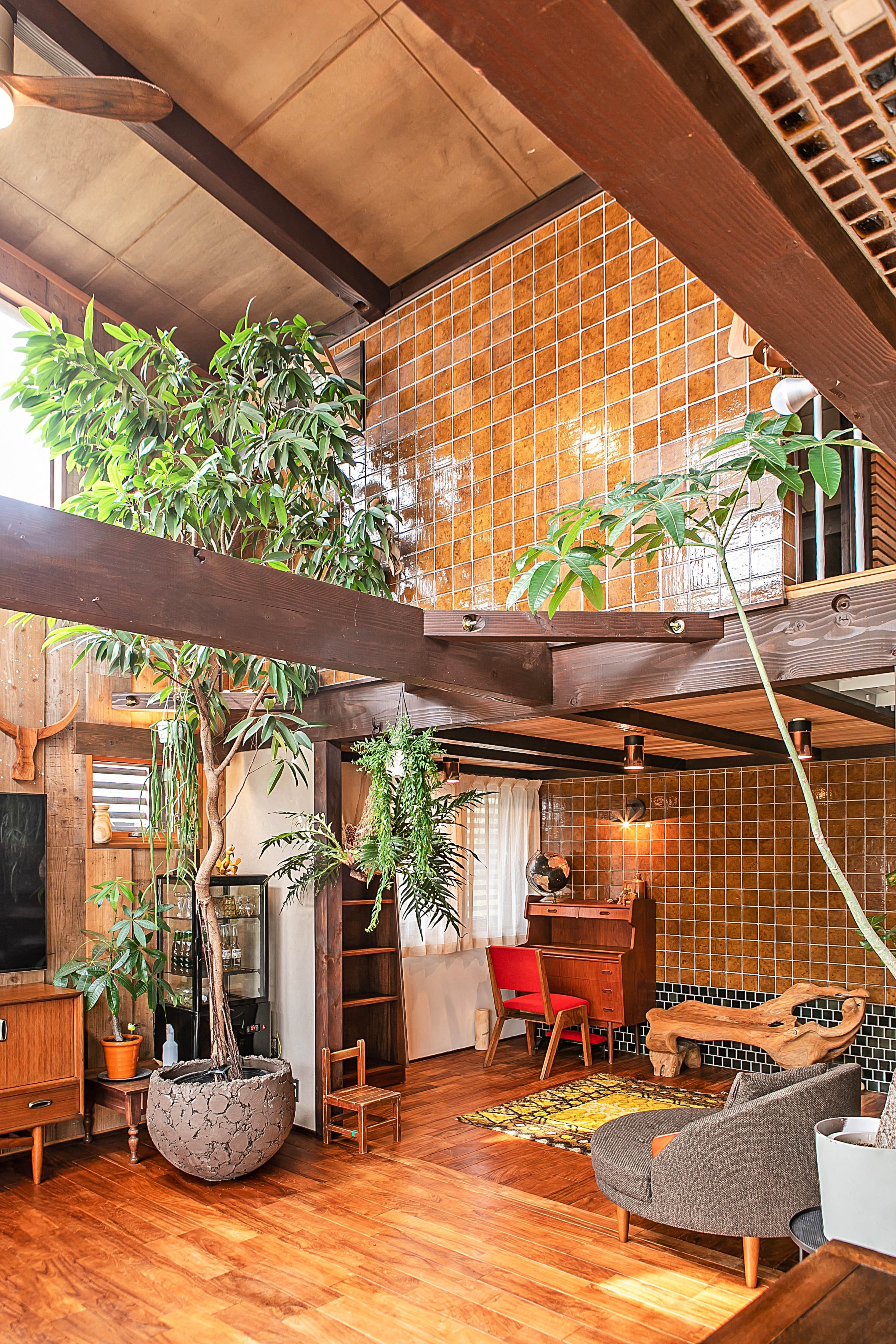 リビングダイニング事例：リビング（ヴィンテージ家具と植物と木とテグラがつくりだす空間　東琵琶湖の家）