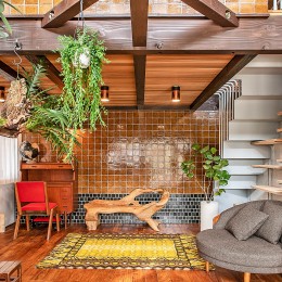 ヴィンテージ家具と植物と木とテグラがつくりだす空間　東琵琶湖の家 (リビング)